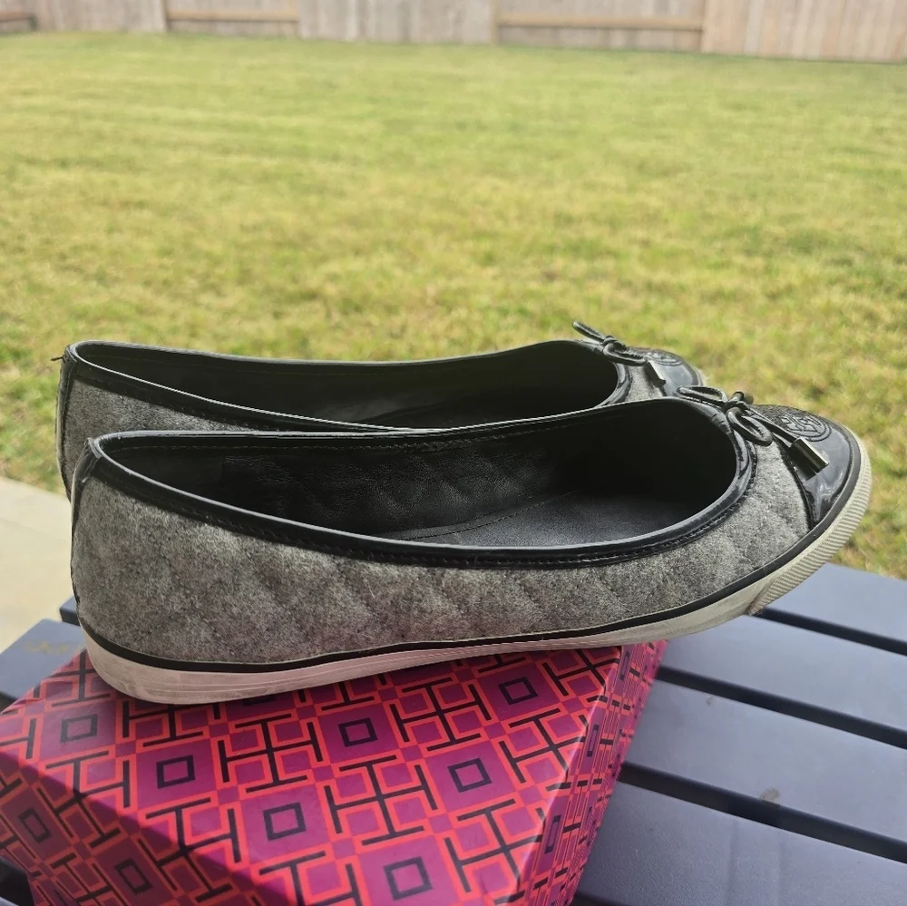 Tory Burch Ballet Flats Size 8.5M Skylar Gray Felt Black Patent Leather Luxury